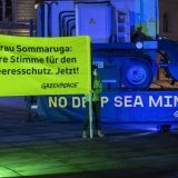 Une action d'activiste de Greenpeace à Berne demandant l'interdiction de l'extraction minière en haute mer en 2022. Des scientifiques estiment que cela devrait être interdit "pour toujours" de même que la pêche en haute mer et ce afin de protéger la biodiversité des océans (image d'illustration). KEYSTONE/MARCEL BIERI